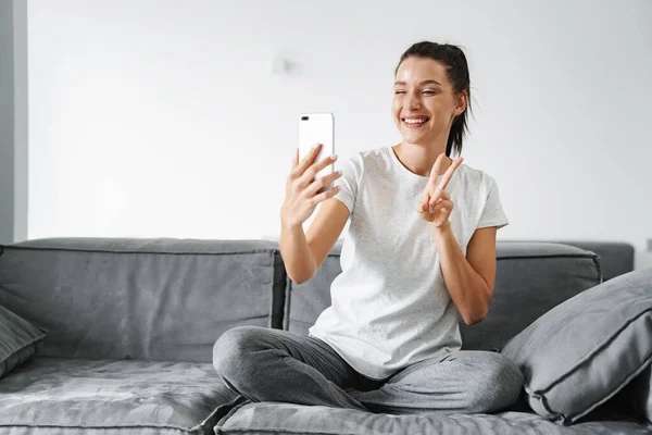 Europäisch Lächelnde Frau Gestikuliert Und Macht Selfie Auf Handy Hause — Stockfoto