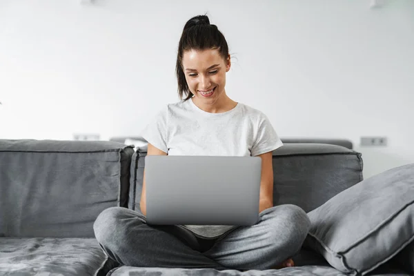 Europeiska Leende Kvinna Som Använder Bärbar Dator När Sitter Soffan — Stockfoto