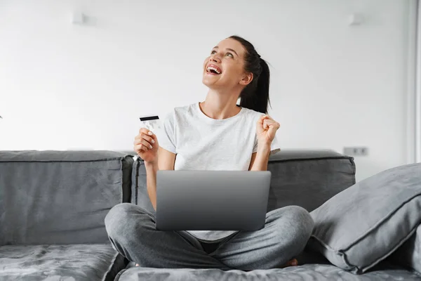 Donna Eccitata Fare Gesto Vincitore Durante Utilizzo Carta Credito Laptop — Foto Stock