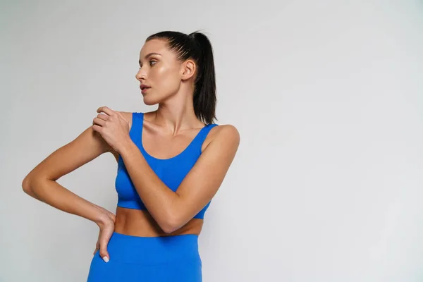 Jonge Witte Fitnessvrouw Sportkleding Met Paardenstaart Staande Witte Muur Achtergrond — Stockfoto