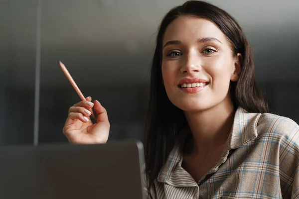 Joven Morena Sonriendo Trabajando Con Portátil Oficina — Foto de Stock