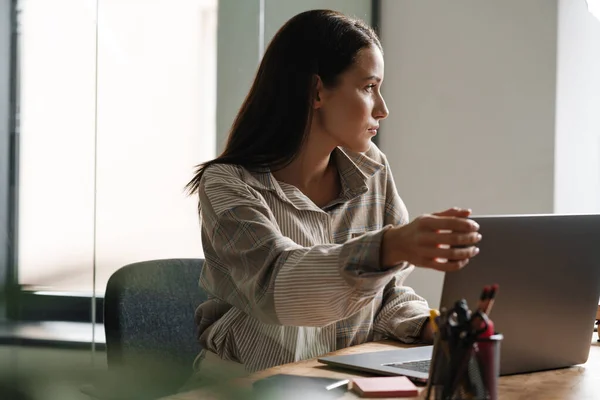 Mujer Morena Joven Trabajando Con Ordenador Portátil Mientras Está Sentado — Foto de Stock