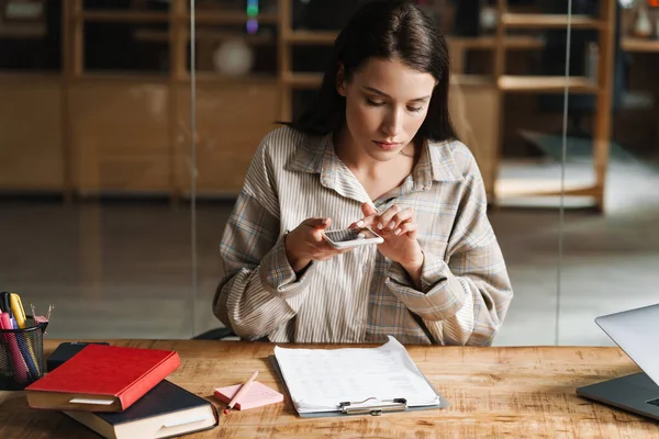 Joven Morena Casual Mujer Blanca Sentada Trabajando Escritorio Oficina Con —  Fotos de Stock