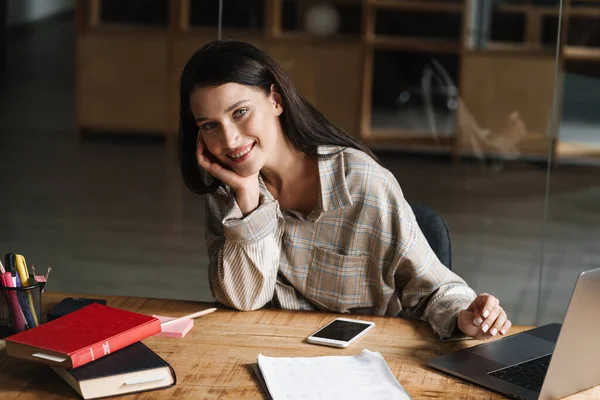 Mujer Morena Joven Trabajando Con Ordenador Portátil Mientras Está Sentado — Foto de Stock