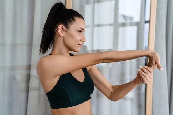 Mujer Morena Blanca Haciendo Ejercicio Mientras Hace Ejercicio Casa — Foto de Stock