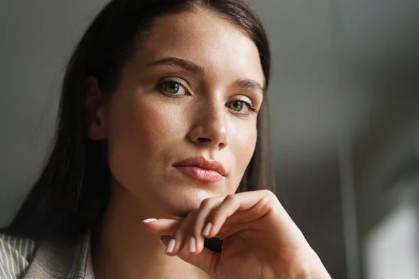 Jong Brunette Vrouw Poseren Kijken Naar Camera Binnen — Stockfoto