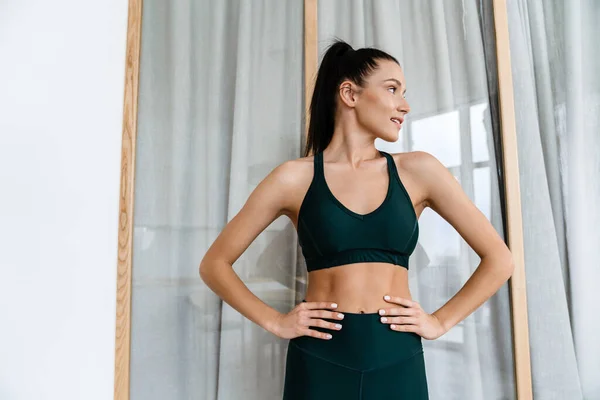 Mujer Morena Blanca Haciendo Ejercicio Mientras Hace Ejercicio Casa — Foto de Stock