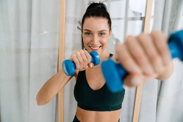 Feliz Morena Mujer Blanca Levantando Pesas Casa Sala Estar —  Fotos de Stock