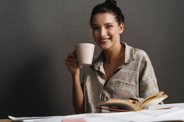 Sorrindo Meados Idade Branca Casual Morena Mulher Lendo Diário Enquanto — Fotografia de Stock