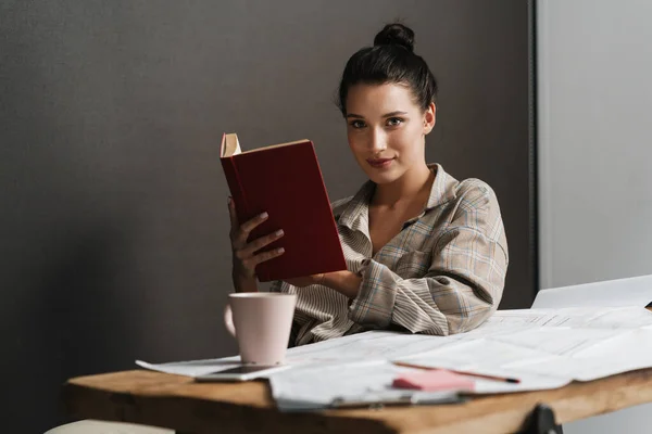 Sonriente Mediana Edad Blanco Casual Morena Mujer Leyendo Diario Mientras —  Fotos de Stock