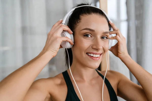 Mujer Morena Blanca Sonriendo Escuchando Música Con Auriculares Casa — Foto de Stock