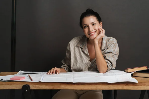 Jeune Femme Brune Travaillant Avec Des Dessins Alors Elle Était — Photo