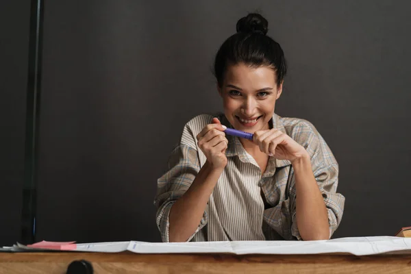 Jeune Femme Brune Travaillant Avec Des Dessins Alors Elle Était — Photo