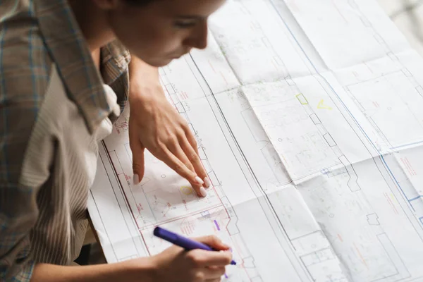 Jonge Brunette Vrouw Werken Met Tekeningen Terwijl Zitten Aan Bureau — Stockfoto