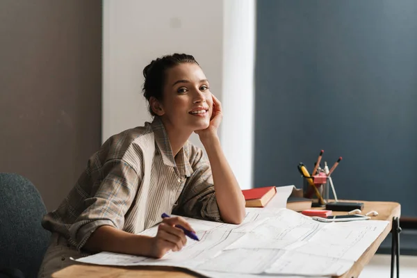 Joven Sonriente Morena Casual Mujer Blanca Sentada Trabajando Escritorio Oficina — Foto de Stock