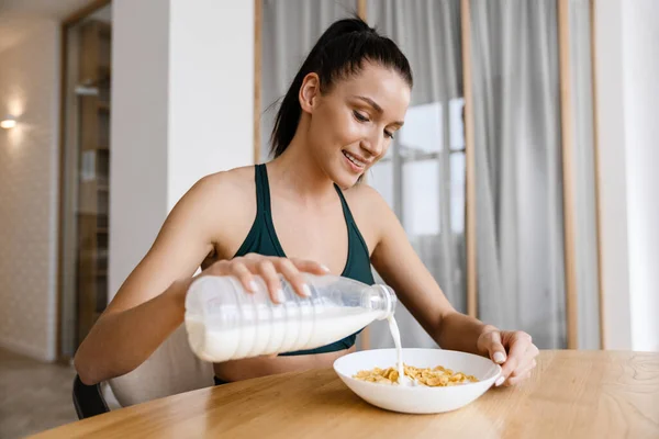 Mulher Morena Branca Sorrindo Enquanto Toma Café Manhã Casa — Fotografia de Stock