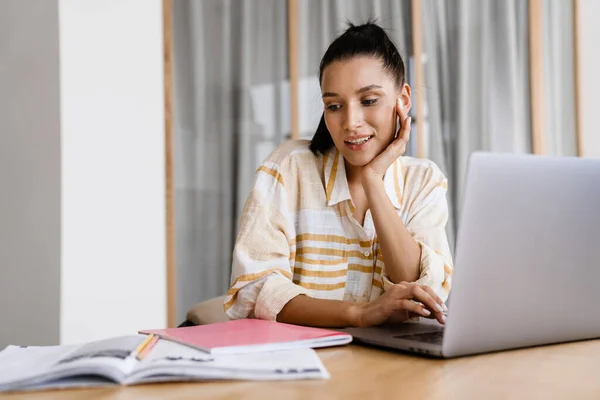 Mujer Morena Blanca Haciendo Tarea Uso Ordenador Portátil Casa — Foto de Stock