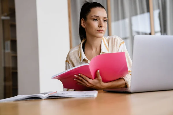 Mujer Morena Blanca Haciendo Tarea Uso Ordenador Portátil Casa — Foto de Stock