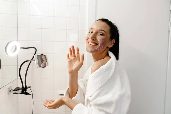 Bahtrobe Genç Gülümseyen Beyaz Kadın Güzellik Blogcusu Banyoda Cep Telefonuyla — Stok fotoğraf