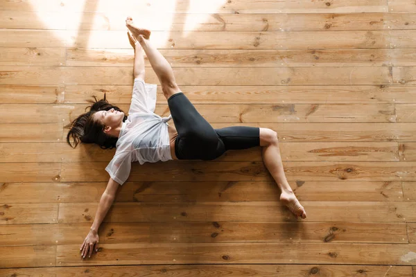 Jong Slank Brunette Fitness Vrouw Leggen Stretching Een Sport Mat — Stockfoto