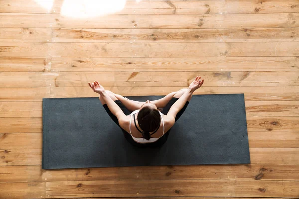 Ung Smal Brunett Fitness Kvinna Sitter Stretching Sportmatta Studion Ovanifrån — Stockfoto