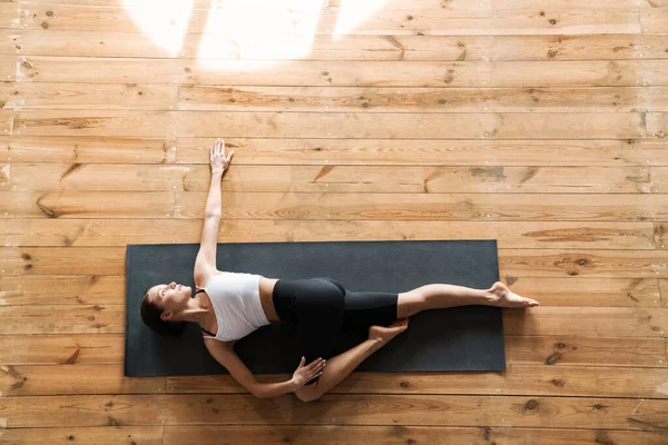 Jeune Femme Mince Brune Fitness Allongée Sur Tapis Sport Dans — Photo