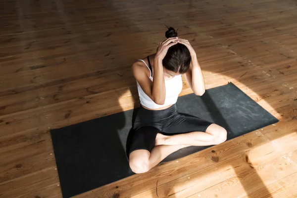 Ung Brunette Trener Som Strekker Seg Sportsmatte Studioet – stockfoto