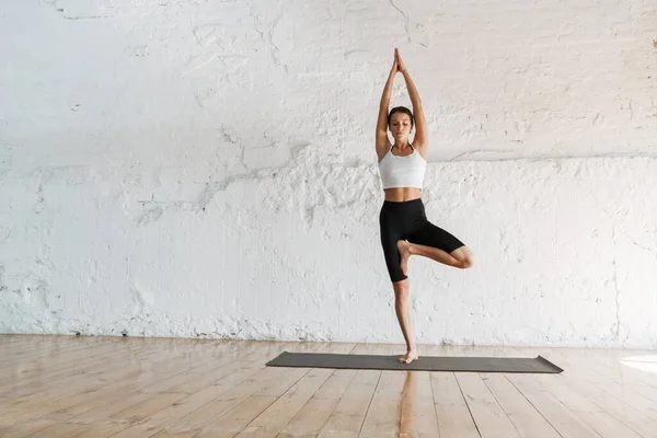 Ung Smal Brunett Fitness Kvinna Sträcker Sig Sportmatta Studion Sidan — Stockfoto