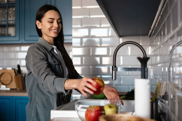 Feliz Mujer Morena Mediana Edad Lavando Frutas Fregadero Cocina Casa — Foto de Stock