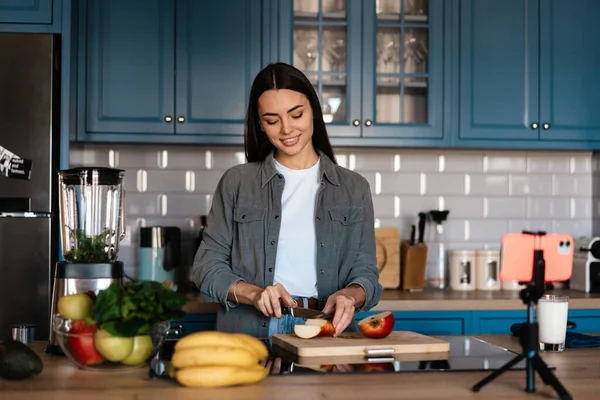 Mujer Sonriente Haciendo Batido Mientras Toma Imágenes Selfies Teléfono Celular — Foto de Stock