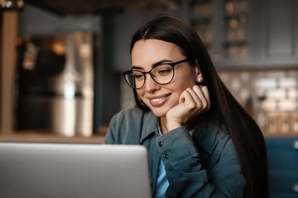 Mulher Sorridente Branca Óculos Trabalhando Com Laptop Cozinha Doméstica — Fotografia de Stock