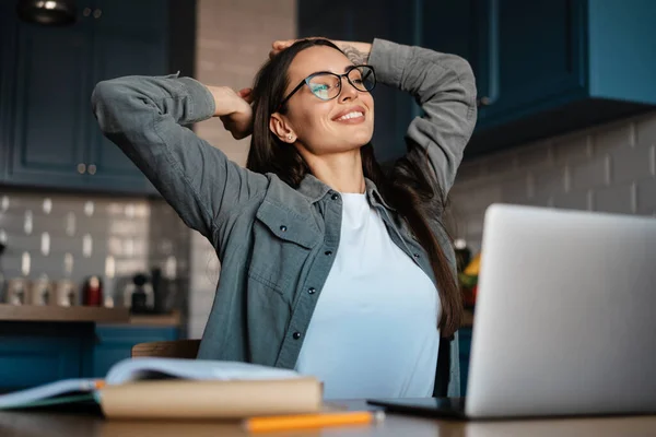 Mulher Sorridente Branca Esticando Seu Corpo Enquanto Trabalhava Com Laptop — Fotografia de Stock