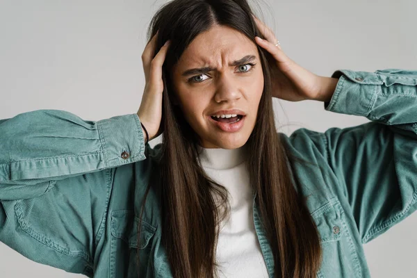 Jong Ontevreden Vrouw Kijken Naar Camera Terwijl Het Houden Van — Stockfoto