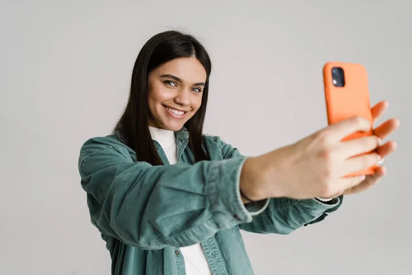 Jeune Femme Souriante Prenant Selfie Photo Sur Téléphone Mobile Isolé — Photo