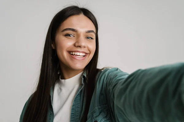 Joven Morena Sonriendo Mientras Toma Foto Autofoto Aislada Sobre Fondo —  Fotos de Stock
