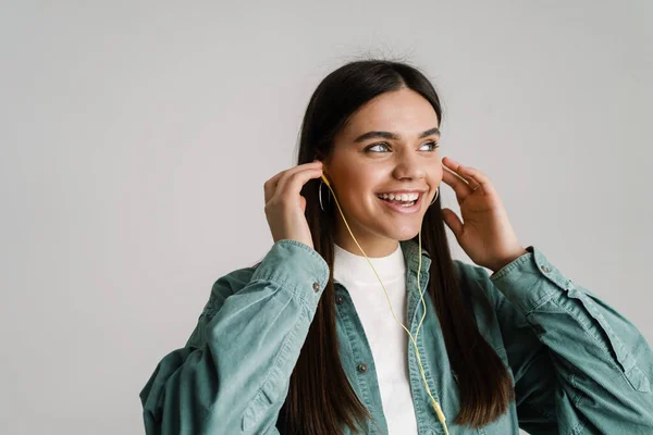 Jonge Glimlachende Vrouw Luisteren Muziek Met Oortjes Geïsoleerd Witte Achtergrond — Stockfoto