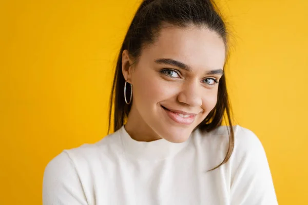 Genç Esmer Kadın Gülümsüyor Sarı Arka Planda Izole Edilmiş Kameraya — Stok fotoğraf