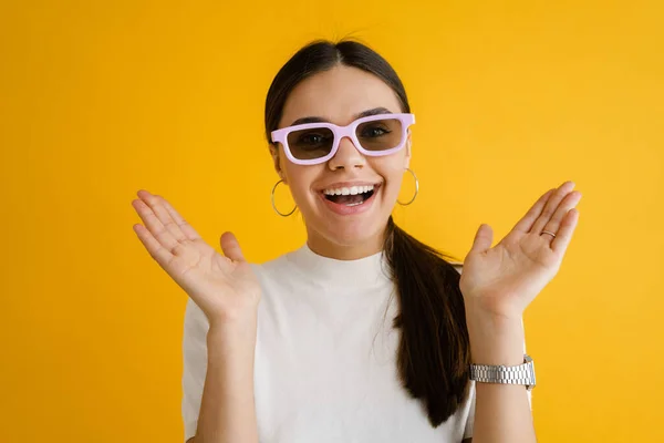Młoda Brunetka Okularach Przeciwsłonecznych Śmieje Się Gestykuluje Odizolowana Żółtym Tle — Zdjęcie stockowe