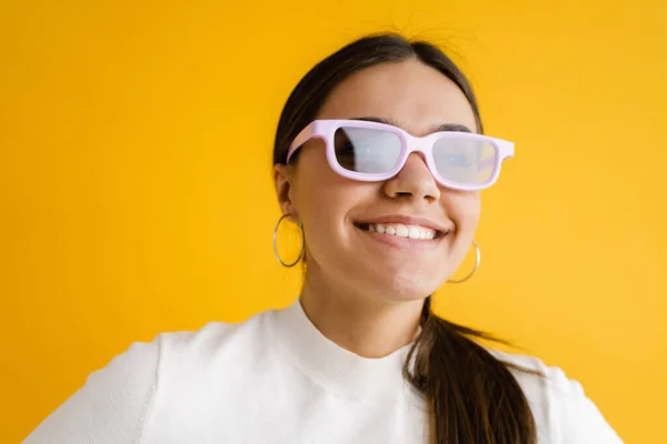 Młoda Brunetka Okularach Przeciwsłonecznych Uśmiechnięta Odizolowana Żółtym Tle — Zdjęcie stockowe
