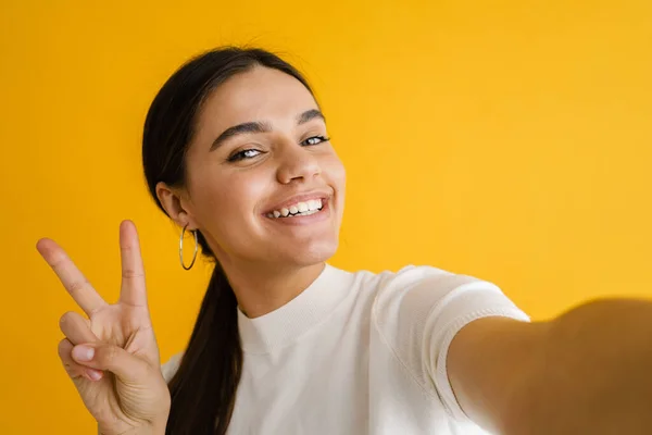 Joven Mujer Sonriente Mostrando Señal Paz Mientras Toma Foto Autofoto — Foto de Stock