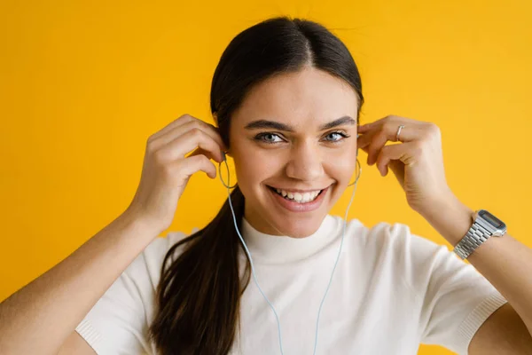 Joven Mujer Sonriente Escuchando Música Con Auriculares Aislados Sobre Fondo —  Fotos de Stock