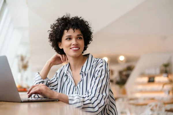 Mooie Gelukkig Krullende Vrouw Werken Met Laptop Terwijl Zitten Cafe — Stockfoto