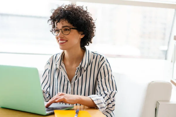 Hermosa Mujer Feliz Gafas Usando Ordenador Portátil Mientras Trabaja Cafetería — Foto de Stock