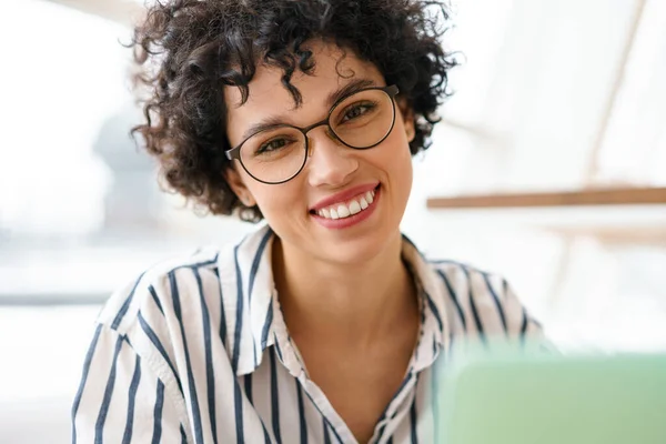 Mooie Gelukkig Vrouw Bril Glimlachen Terwijl Het Werken Met Laptop — Stockfoto