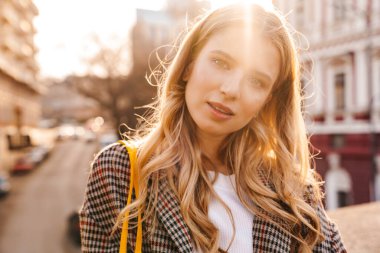 Gülümseyen sarışın genç bir kadını yakından çek.