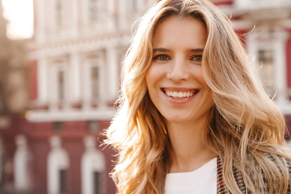 Close Smiling Blonde Young Woman Walking Street Looking Camera — Stock Photo, Image