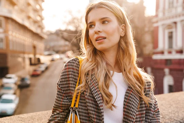 Primer Plano Una Joven Rubia Sonriente Caminando Por Una Calle —  Fotos de Stock