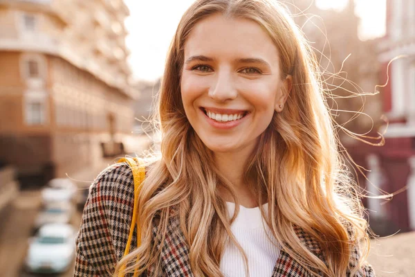 Primo Piano Una Giovane Donna Bionda Sorridente Che Cammina Strada — Foto Stock