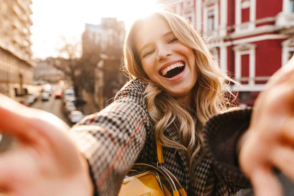 Primer Plano Una Joven Rubia Feliz Casual Una Calle Manos —  Fotos de Stock