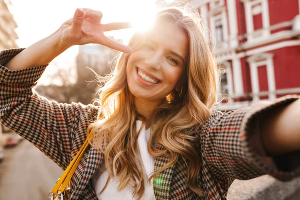 Glimlachende Jonge Blonde Vrouw Het Nemen Van Een Selfie Tijdens — Stockfoto